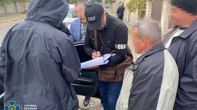 У Чернівцях на хабарі у дев'ять тисяч доларів затримали посадовця обленерго