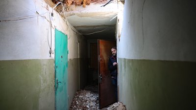 Наслідки російського удару по багатоповерхівці у Херсоні
