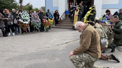 У Херсоні попрощались з загиблим українським військовим Вадимом Мазуном У Херсоні попрощались з загиблим українським військовим Вадимом Мазуном