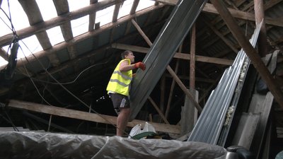 У Слобідському районі Харкова після обстрілів відновлюють вікна та дахи