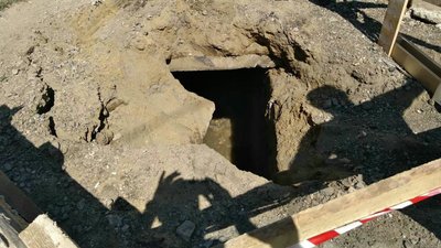 У центрі Одеси бетоновіз частково провалився в каналізацію У центрі Одеси бетоновіз частково провалився в каналізацію