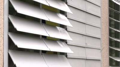 У ліцеї Івано-Франківська встановлюють захисні віконниці — діти зможуть навчатися під час повітряних тривог У ліцеї Івано-Франківська встановлюють захисні віконниці — діти зможуть навчатися під час повітряних тривог