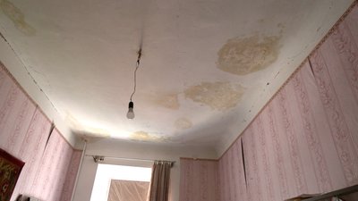 Ремонтують дахи і склять вікна: хмельницькі комунальники приїхали до Чернігова відновлювати пошкоджені будинки Ремонтують дахи і склять вікна: хмельницькі комунальники приїхали до Чернігова відновлювати пошкоджені будинки