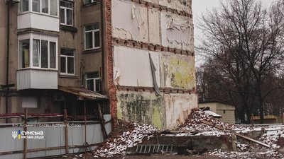Демонтований під’їзд у пошкодженому будинку
