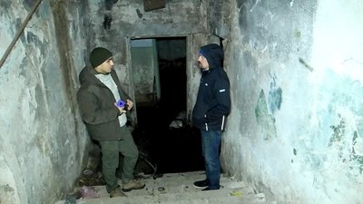 Олексій показує журналістам Суспільного затоплений підвал Олексій показує журналістам Суспільного затоплений підвал