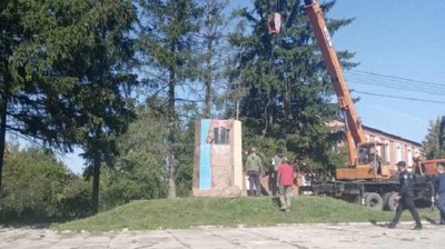 Документи зачитував священник: на Рівненщині знесли пам'ятник радянському комбригу