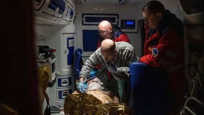Парамедики евакуювали пораненого жителя Бахмута та його родину