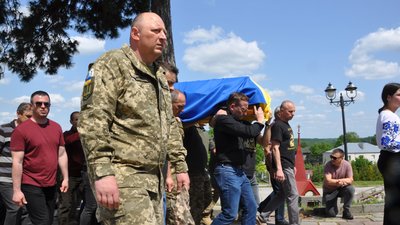 Труну з загиблим бійцем накрили жовто-блакитним стягом Труну з загиблим бійцем накрили жовто-блакитним стягом