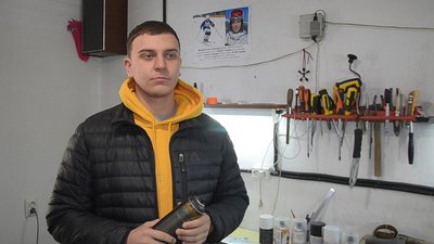 На Тернопільщині двоє хлопців оновлюють старі лижі На Тернопільщині двоє хлопців оновлюють старі лижі