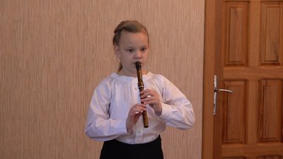 Учасниця грає на сопілкі під час всеукраїнського конкурсу музикантів у Черкасах Учасниця грає на сопілкі під час всеукраїнського конкурсу музикантів у Черкасах