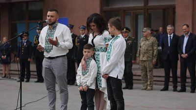 Хлопчик, якого понад добу шукали у Карпатах, привітав рятувальників з професійним святом Хлопчик, якого понад добу шукали у Карпатах, привітав рятувальників з професійним святом