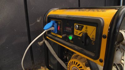 Генератор поруч із місцевим магазином