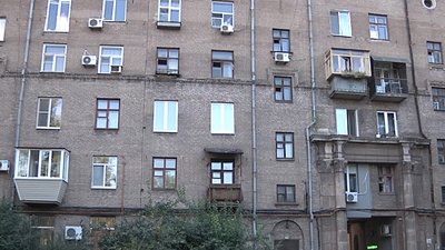 Запоріжанку, яка виставляла на підвіконня дочку, хочуть позбавити батьківських прав