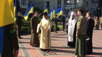 Під звуки сирен тривоги: у Черкасах відзначили День пам'яті та примирення вшануванням захисників України