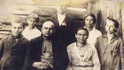Родина Мойсієнків: батько Дмитро, мати Людмила, доньки Одарка, Наталія, Варвара, сини Борис та Володимир Родина Мойсієнків: батько Дмитро, мати Людмила, доньки Одарка, Наталія, Варвара, сини Борис та Володимир