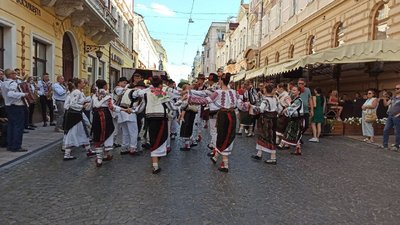 Танцюристи виконують румунський народний танець