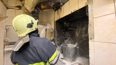 У центрі Тернополя на будівлі загорівся комин У центрі Тернополя на будівлі загорівся комин