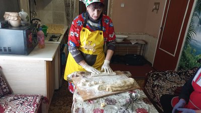 По 100 вареників за день: у громаді на Полтавщині готують для воїнів та переселенців