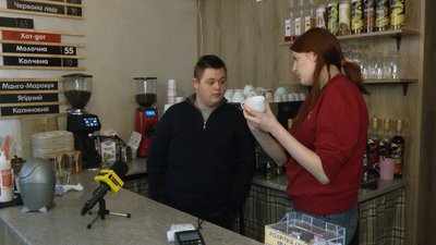 "Один день на роботі". У Кропивницькому люди з синдромом Дауна попрацювали у кав'ярні "Один день на роботі". У Кропивницькому люди з синдромом Дауна попрацювали у кав'ярні