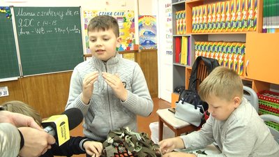 У Житомирі волонтерка вчить школярів плести маскувальні сітки на захисні шоломи військових У Житомирі волонтерка вчить школярів плести маскувальні сітки на захисні шоломи військових