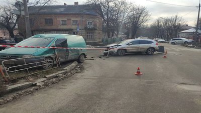 Два автомобілі зіткнулись на перехресті вулиць Паращука-Танцорова у Тернополі