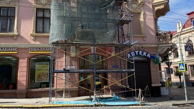 У Чернівцях ремонтують два аварійні фасади в центрі міста: скільки це коштує У Чернівцях ремонтують два аварійні фасади в центрі міста: скільки це коштує