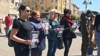 "Поверніть Азов". У Івано-Франківську провели акцію на підтримку полонених азовців "Поверніть Азов". У Івано-Франківську провели акцію на підтримку полонених азовців
