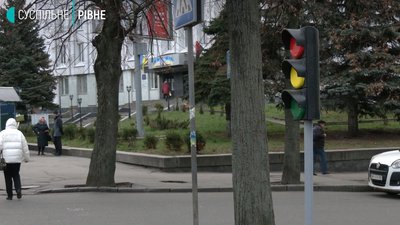 Спочатку з'явився макет: у Рівному на вулиці збирають підписи, щоб встановити світлофор