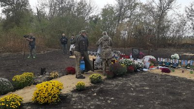 Під Чугуєвом — панахида за загиблими у катастрофі літака Ан-26, рух перекрили Під Чугуєвом — панахида за загиблими у катастрофі літака Ан-26, рух перекрили
