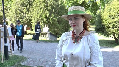 У Полтаві переселенцям безплатно роздали вишиванки У Полтаві переселенцям безплатно роздали вишиванки