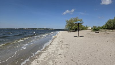 Пляж у Миколаєві, акваторію котрого обстежують сапери, травень 2025 року Пляж у Миколаєві, акваторію котрого обстежують сапери, травень 2025 року