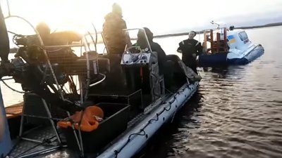 Застрягли посеред Дніпра: черкаські рятувальники витягли з мілини два глісери