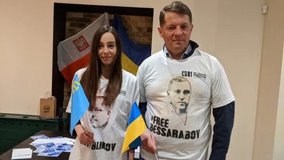 Роман Сущенко під час зустрічі з українською та кримськотатарською громадами в лютому 2020. Організували акцію на підтримку бранців Кремля. Фото: "Укрінформ" Роман Сущенко під час зустрічі з українською та кримськотатарською громадами в лютому 2020. Організували акцію на підтримку бранців Кремля. Фото: "Укрінформ"