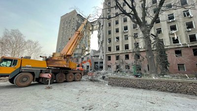 Обстріл будівлі обласної ради. У Миколаєві тривають рятувальні роботи