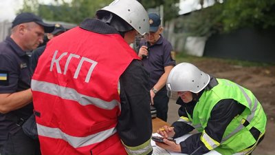 У Житомирі рятувальники провели тактико-спеціальні навчання в торговельному центрі У Житомирі рятувальники провели тактико-спеціальні навчання в торговельному центрі