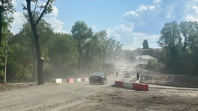 На Житомирщині продовжують реконструкцію зруйнованої переправи – укладають асфальт На Житомирщині продовжують реконструкцію зруйнованої переправи – укладають асфальт