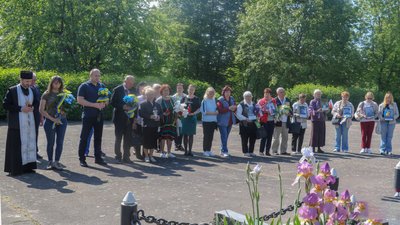 Лампадки, квіти, молебень: житомиряни вшанували пам’ять жертв політичних репресій Лампадки, квіти, молебень: житомиряни вшанували пам’ять жертв політичних репресій