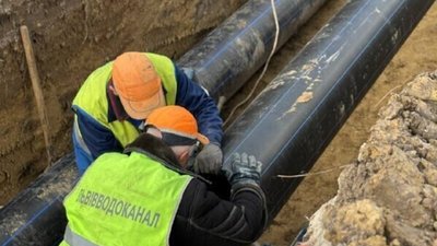 Працівники Львівводоканалу прокладають нові труби