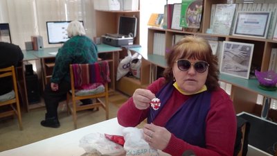 У Херсоні майстриня з вадами зору проводить майстер-класи з плетіння намистинами У Херсоні майстриня з вадами зору проводить майстер-класи з плетіння намистинами
