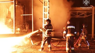 Рятувальники ліквідували наслідки нічних обстрілів об'єктів інфраструктури