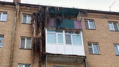 Миколаївські бурульки на даху: прорив труби чи самовільні втручання мешканців Миколаївські бурульки на даху: прорив труби чи самовільні втручання мешканців