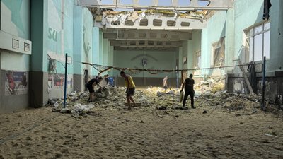 Студенти та викладачі ліквідують наслідки атаки в СумДУ.