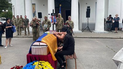 Прощання з Романом Хірамоновим біля Свято-Успенського собору ПЦУ у Полтаві Прощання з Романом Хірамоновим біля Свято-Успенського собору ПЦУ у Полтаві