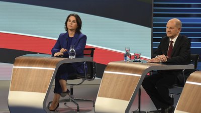 Анналена Бербок, співлідерка "Зелених", та Олаф Шольц, міністр фінансів та кандидат від СД, 23 вересня 2021, останні дебати перед виборами в Німеччині