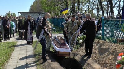 «Казав: «Діма, синок, приїжджай». На Полтавщині поховали Юрія Опришка, якого поранив снайпер