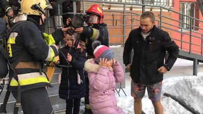 Пожежа у Вінниці: з багатоповерхівки евакуювали 4 дитини Пожежа у Вінниці: з багатоповерхівки евакуювали 4 дитини
