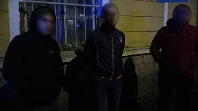 Правоохоронці в Ужгороді затримали людей, які погрожували перехожим ножем