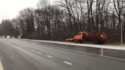 На трасах Харківщини за добу застрягли вісім машин, нині ускладнень руху немає — Служба автодоріг