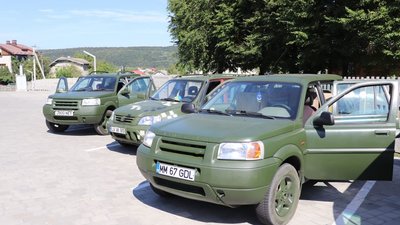 Жителі Ямницької громади на Прикарпатті придбали для ЗСУ три автомобілі