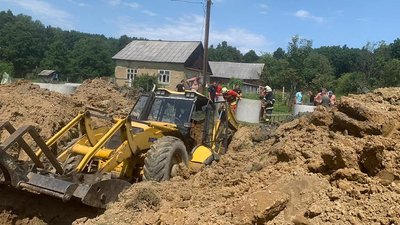 На Закарпатті під час копання колодязя чоловіка засипало 8-метровим шаром ґрунту